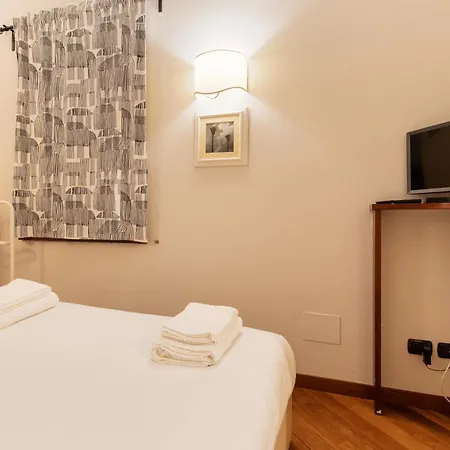 Guesthost - Comfy Flat Near Ospedale Policlinico Lejlighed