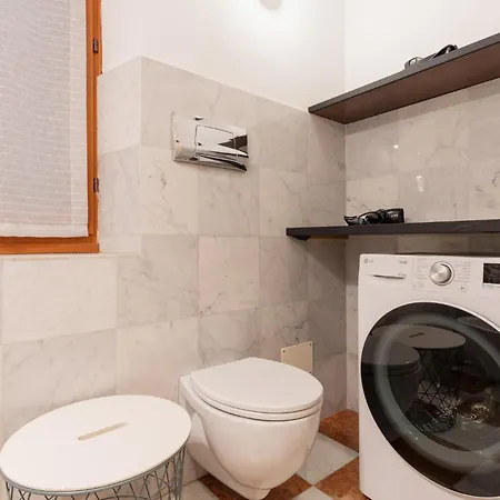 Guesthost - Comfy Flat Near Ospedale Policlinico Lejlighed